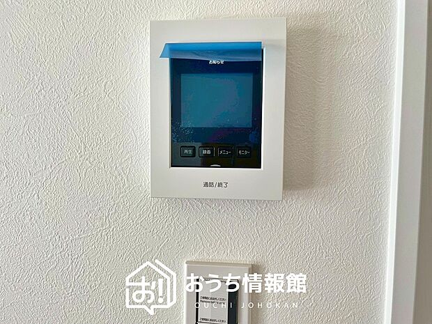 【TVモニター付インターホン】来訪者を画像と音声で確認できる、防犯性に優れた安心のシステム。
スッキリしたデザインで、誰でも簡単に操作できます。