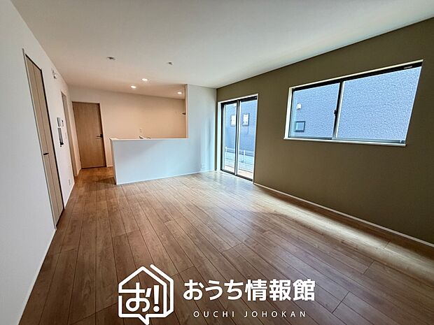 【現地写真(リビング)】フローリング材には、木目、色調など木材特有の風合いがあり、ナチュラルな美しさになっています。