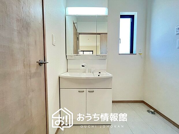 【洗面台・洗面所】鏡の両サイドは、必要なものを取出しやすく、大きな鏡面で朝の準備も快適。
使いやすいリフトアップ機能付きのシングルレバーシャワー水栓付です。