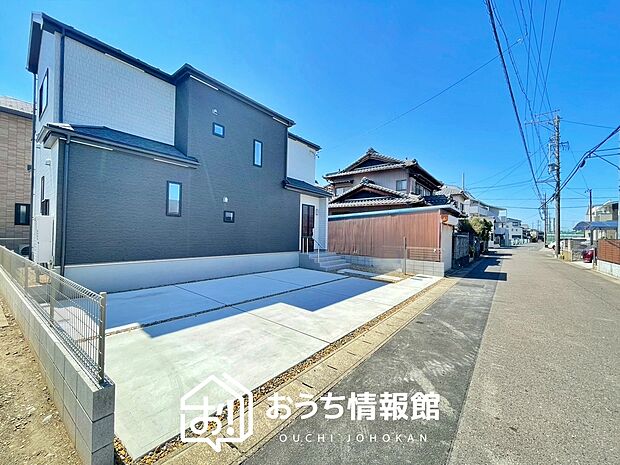 【現地写真(前道含む外観)】健康被害に配慮したもっとも安全性の高い建材を採用し、シックハウス対策をしております。