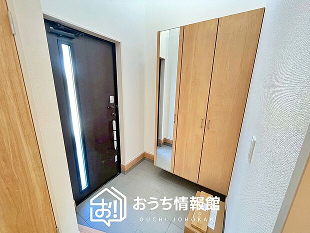 【現地写真(玄関)】玄関には、大型のシューズ収納を設置しています。