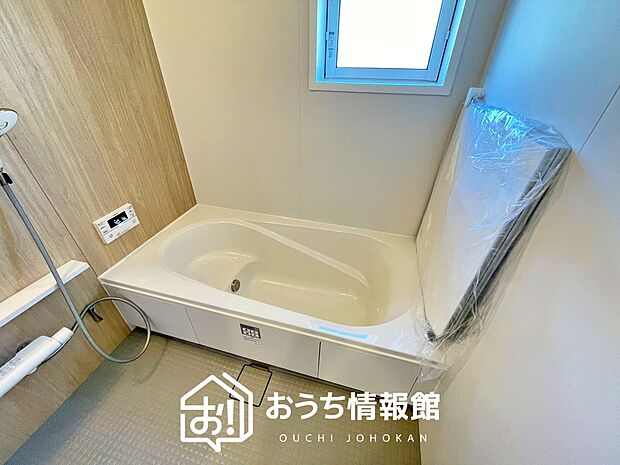 【現地写真(浴室)】浴室暖房乾燥機付き。1坪タイプで広々です。