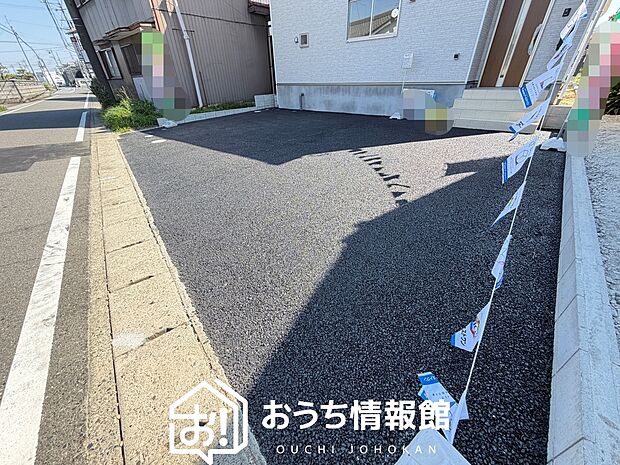 【現地写真(駐車場)】駐車スペースが広く、運転が苦手な方も安心です。