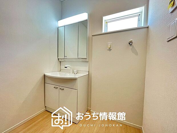 【洗面台・洗面所】鏡の両サイドは、必要なものを取出しやすく、大きな鏡面で朝の準備も快適。
使いやすいリフトアップ機能付きのシングルレバーシャワー水栓付です。