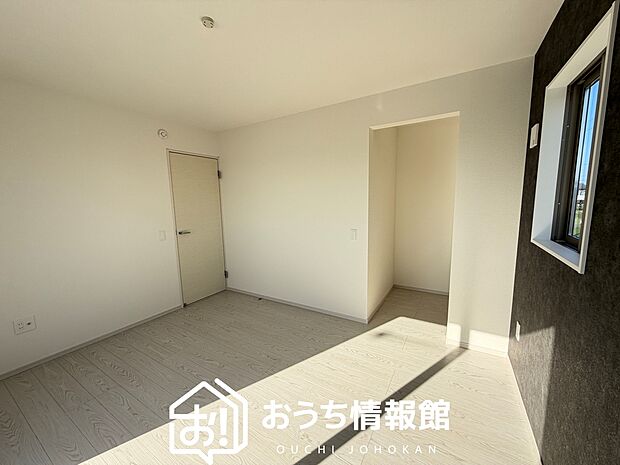 【現地写真(寝室)】木目の美しさを際立たせるシンプルデザインの建具を使用しています。