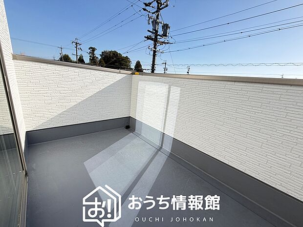 【バルコニー】奥行きが広く、洗濯物をゆったりと干せる十分な広さで、家族の洗濯も捗ります。