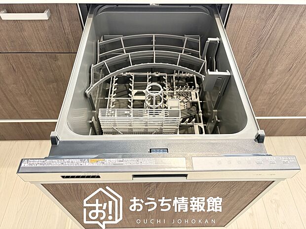 【食器洗い乾燥機】食後の時間にゆとりを与えてくれる食器洗い乾燥機。
操作ボタンも上面にあるので、腰をかがめずに操作ができラクラクです。