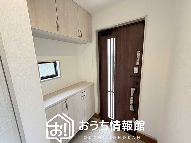 【現地写真（玄関）】玄関には、大型のシューズ収納を設置しています。
