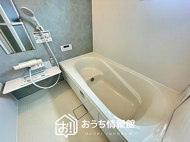【現地写真(浴室)】浴室暖房乾燥機付き。1坪タイプで広々です。