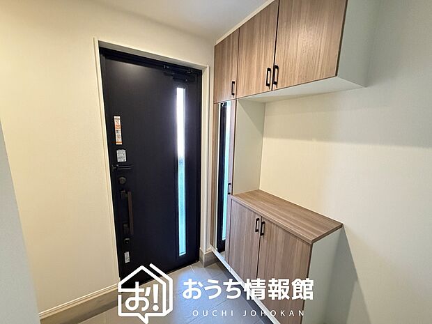 【現地写真（玄関）】玄関には、大型のシューズ収納を設置しています。