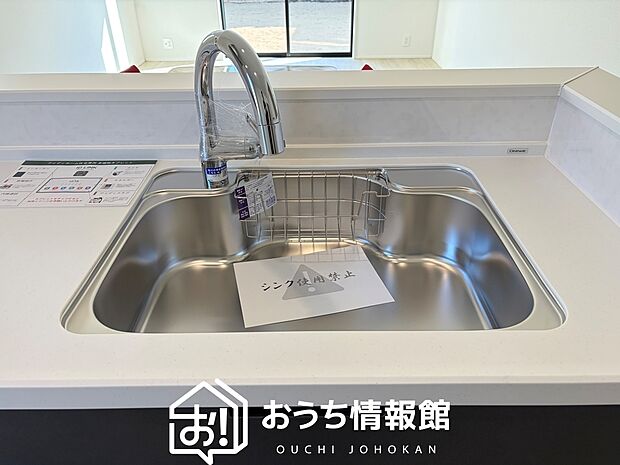【浄水器内臓ハンドシャワー付シンク】広々とした凸型シンクに洗剤ポケットを標準装備。すっきり収納できます。
また、蛇口の先端に浄水器を内蔵しているため場所をとりません。