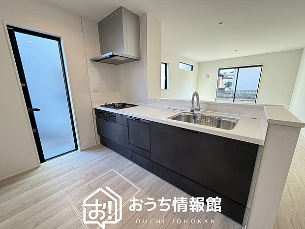 【現地写真（キッチン）】収納たっぷりのシステムキッチン、浄水器付水栓を標準装備しています。