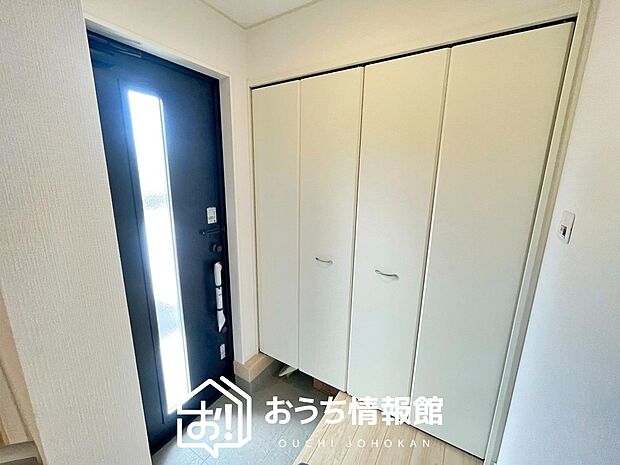 【現地写真(玄関)】玄関には、大型のシューズ収納を設置しています。