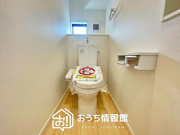 【トイレ】汚れてもサッとひと拭きでお手入れ簡単、エコ仕様の温水洗浄便座付きのトイレです。
バリアフリーにも配慮しています。