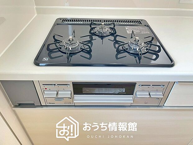 【ビルトインコンロ】フラットな構造で清掃性が高く、過熱防止センサー付3口タイプで日頃の家事も快適です。