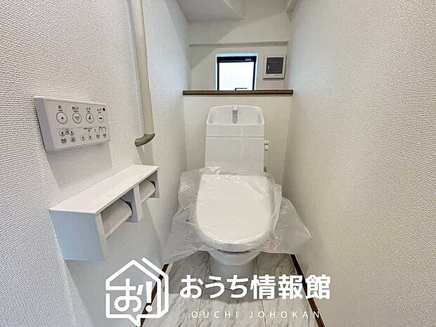 【トイレ】汚れてもサッとひと拭きでお手入れ簡単、エコ仕様の温水洗浄便座付きのトイレです。
バリアフリーにも配慮しています。