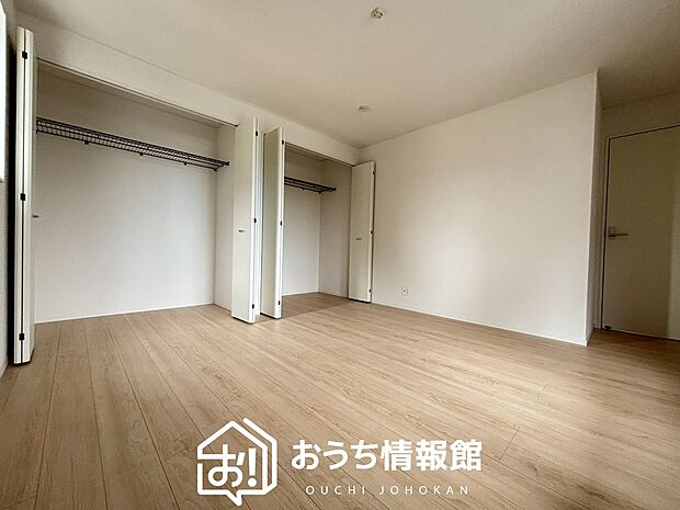【現地写真(寝室)】木目の美しさを際立たせるシンプルデザインの建具を使用しています。