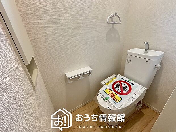 【トイレ】汚れてもサッとひと拭きでお手入れ簡単、エコ仕様の温水洗浄便座付きのトイレです。
バリアフリーにも配慮しています。