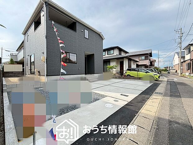【現地写真(前道含む外観)】軽くて火災に強い屋根材を採用し、地震時の建物への負担や揺れを軽減しています。