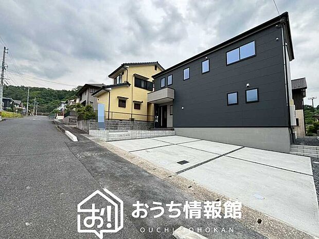 【現地写真(前道含む外観)】健康被害に配慮したもっとも安全性の高い建材を採用し、シックハウス対策をしております。