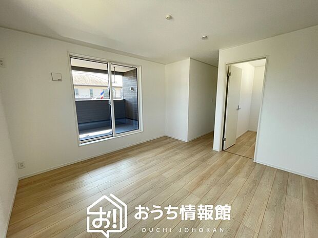 【現地写真(寝室)】木目の美しさを際立たせるシンプルデザインの建具を使用しています。