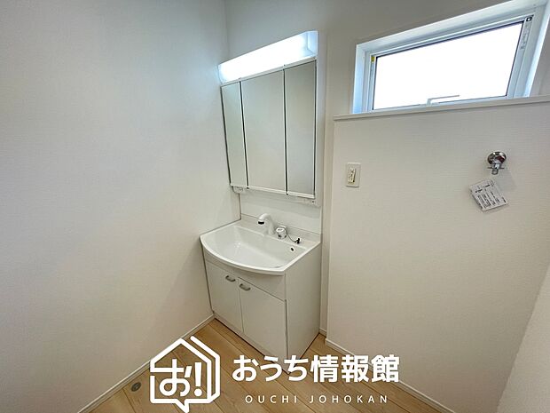 【洗面台・洗面所】鏡の両サイドは、必要なものを取出しやすく、大きな鏡面で朝の準備も快適。
使いやすいリフトアップ機能付きのシングルレバーシャワー水栓付です。