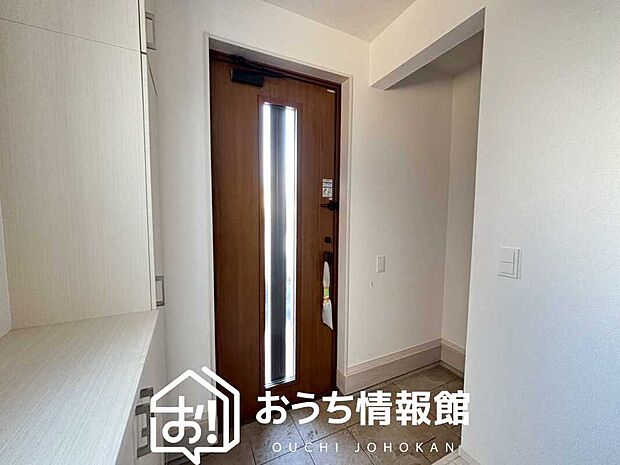 【現地写真（玄関）】玄関には、大型のシューズ収納を設置しています。