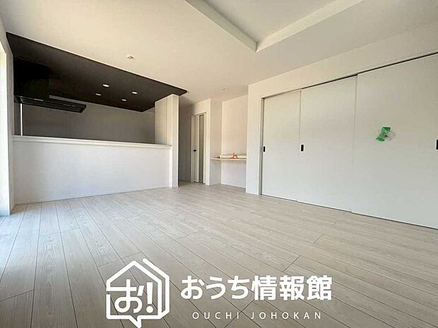 【現地写真(リビング)】フローリング材には、木目、色調など木材特有の風合いがあり、ナチュラルな美しさになっています。