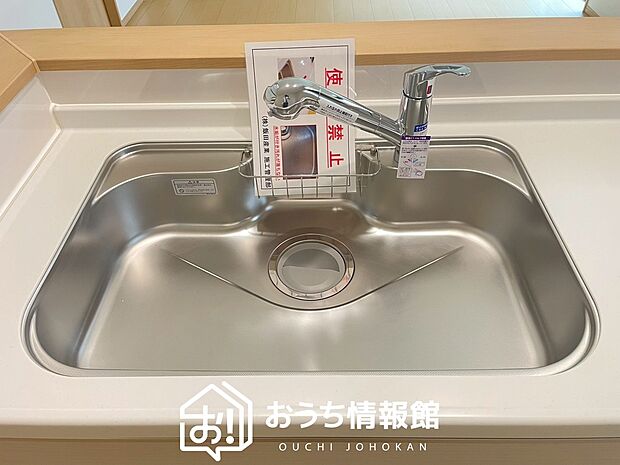 【浄水器内臓ハンドシャワー付シンク】広々とした凸型シンクに洗剤ポケットを標準装備。すっきり収納できます。
また、蛇口の先端に浄水器を内蔵しているため場所をとりません。
