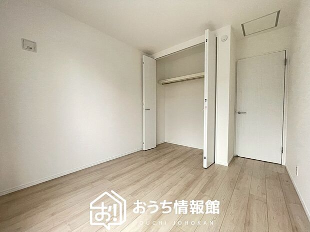 【現地写真（洋室）】木目の美しさを際立たせるシンプルデザインの建具を使用しています。