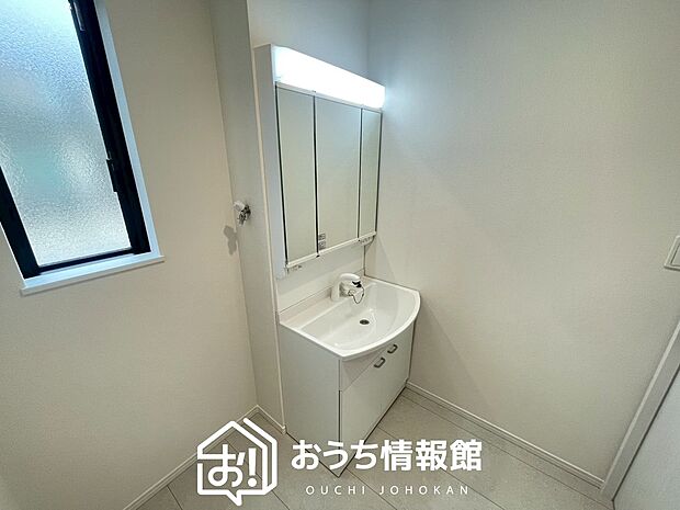 【洗面台・洗面所】鏡の両サイドは、必要なものを取出しやすく、大きな鏡面で朝の準備も快適。
使いやすいリフトアップ機能付きのシングルレバーシャワー水栓付です。