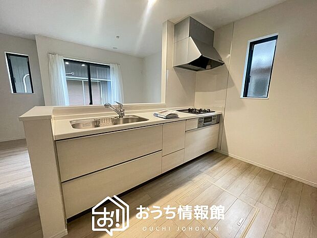 【現地写真（キッチン）】収納たっぷりのシステムキッチン、浄水器付水栓を標準装備しています。