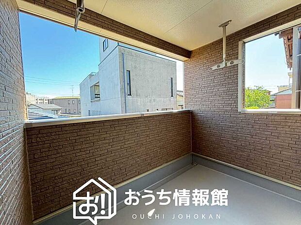 【バルコニー】奥行きが広く、洗濯物をゆったりと干せる十分な広さで、家族の洗濯も捗ります。