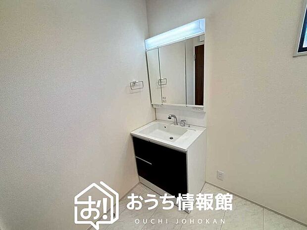 【洗面台・洗面所】鏡の両サイドは、必要なものを取出しやすく、大きな鏡面で朝の準備も快適。
使いやすいリフトアップ機能付きのシングルレバーシャワー水栓付です。