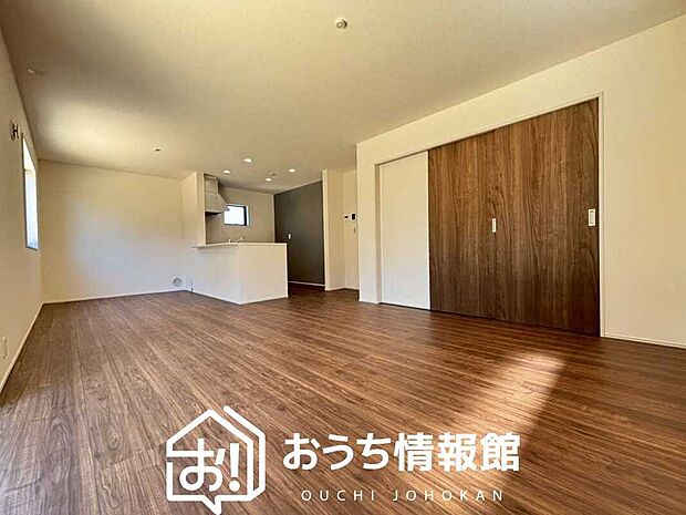 【現地写真(リビング)】フローリング材には、木目、色調など木材特有の風合いがあり、ナチュラルな美しさになっています。