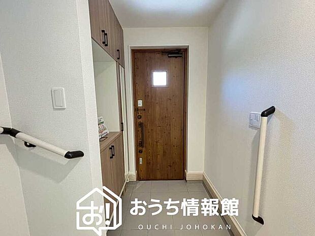 【現地写真（玄関）】玄関には、大型のシューズ収納を設置しています。