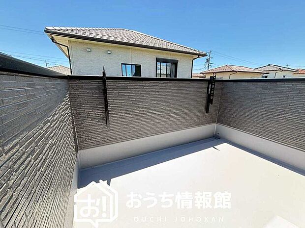 【バルコニー】奥行きが広く、洗濯物をゆったりと干せる十分な広さで、家族の洗濯も捗ります。