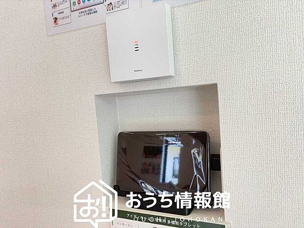 【TVモニター付インターホン】玄関の子機にカメラが付いており、来訪者の顔を確認できるため、音声だけの対応とは安心感が違います。
また、ハンズフリー通話で受話器を持つわずらわしさを解消できます。
