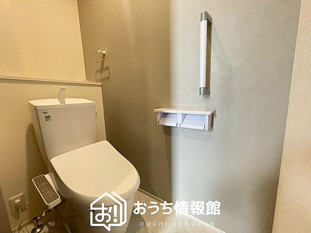 【トイレ】汚れてもサッとひと拭きでお手入れ簡単、エコ仕様の温水洗浄便座付きのトイレです。
バリアフリーにも配慮しています。