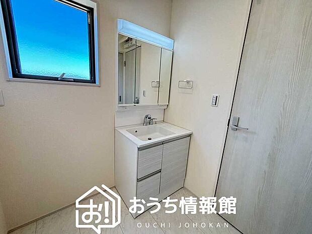 【洗面台・洗面所】鏡の両サイドは、必要なものを取出しやすく、大きな鏡面で朝の準備も快適。
使いやすいリフトアップ機能付きのシングルレバーシャワー水栓付です。