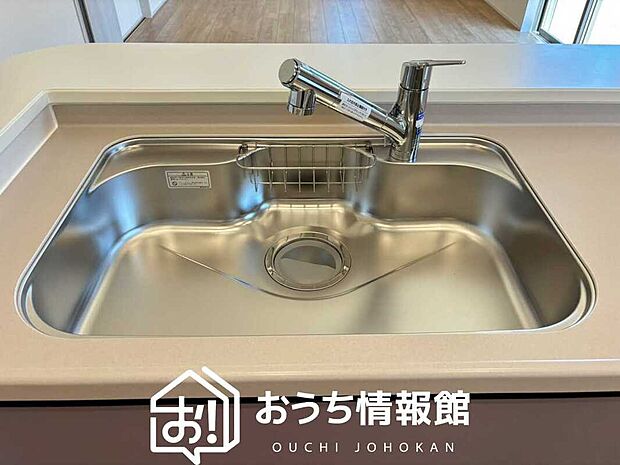 【浄水器内臓型ハンドシャワー付シンク】傷や汚れが付きにくい静音仕様の全面エンボス加工シンク。
また、蛇口の先端に浄水器を内蔵。浄水シャワーが使える毎分4リットルのたっぷり浄水。