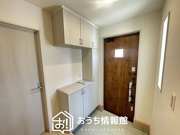 【現地写真（玄関）】玄関には、大型のシューズ収納を設置しています。