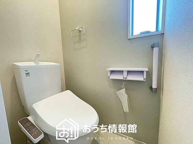 【トイレ】汚れてもサッとひと拭きでお手入れ簡単、エコ仕様の温水洗浄便座付きのトイレです。
バリアフリーにも配慮しています。
