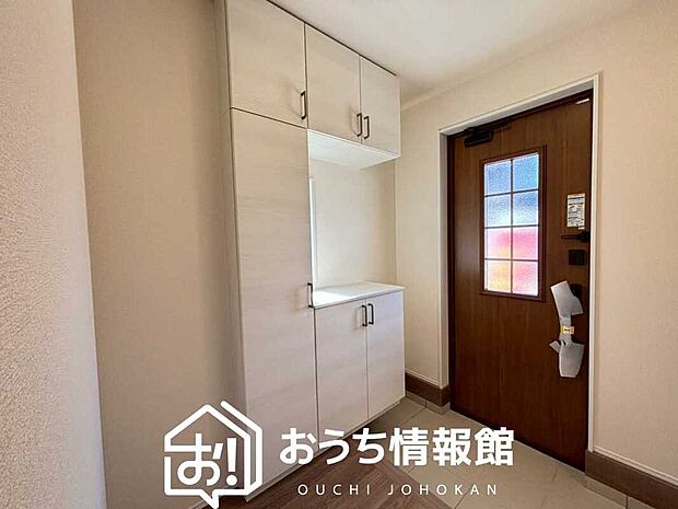 【現地写真（玄関）】玄関には、大型のシューズ収納を設置しています。