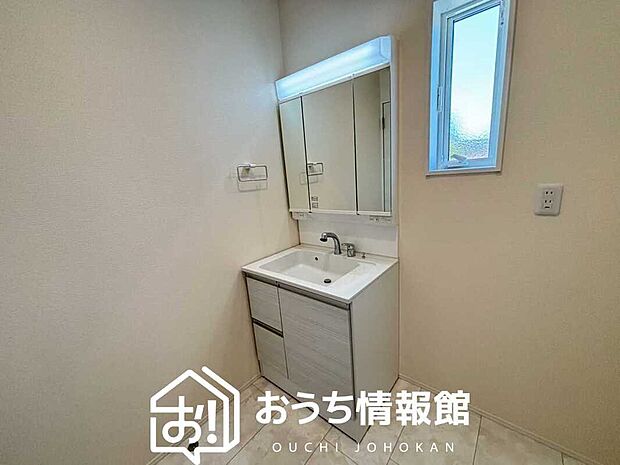 【洗面台・洗面所】鏡の両サイドは、必要なものを取出しやすく、大きな鏡面で朝の準備も快適。
使いやすいリフトアップ機能付きのシングルレバーシャワー水栓付です。
