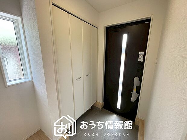 【現地写真（玄関）】玄関には、大型のシューズ収納を設置しています。