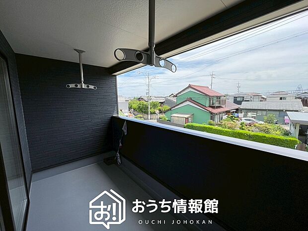 【バルコニー】奥行きが広く、洗濯物をゆったりと干せる十分な広さで、家族の洗濯も捗ります。