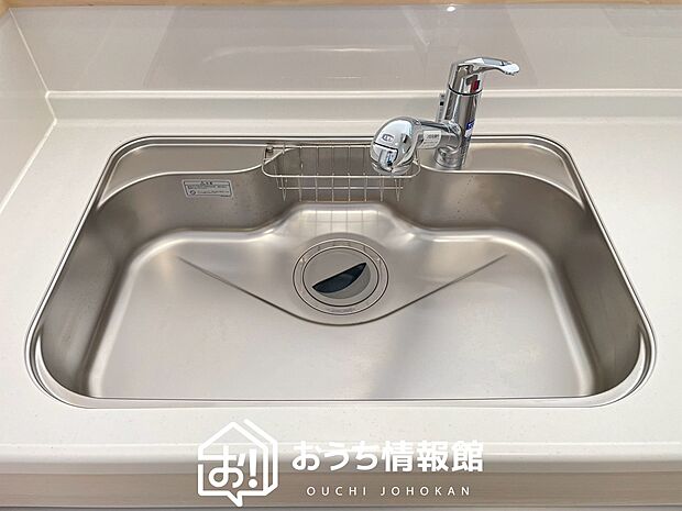 【浄水器内臓ハンドシャワー付シンク】広々とした凸型シンクに洗剤ポケットを標準装備。すっきり収納できます。
また、蛇口の先端に浄水器を内蔵しているため場所をとりません。