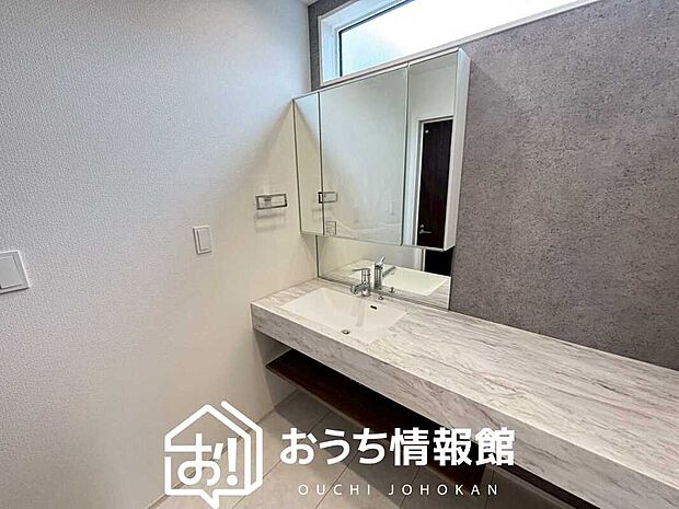 【洗面台・洗面所】鏡の両サイドは、必要なものを取出しやすく、大きな鏡面で朝の準備も快適。
使いやすいリフトアップ機能付きのシングルレバーシャワー水栓付です。