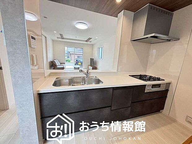 【現地写真（キッチン）】収納たっぷりのシステムキッチン、浄水器付水栓を標準装備しています。
